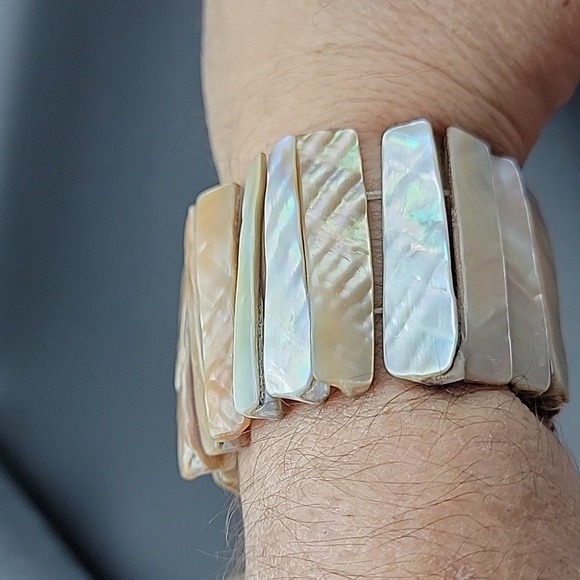 Iridescent Mother Of Pearl Shell Bracelet US Size 7 To 7-1/2" - Picture 1 of 7